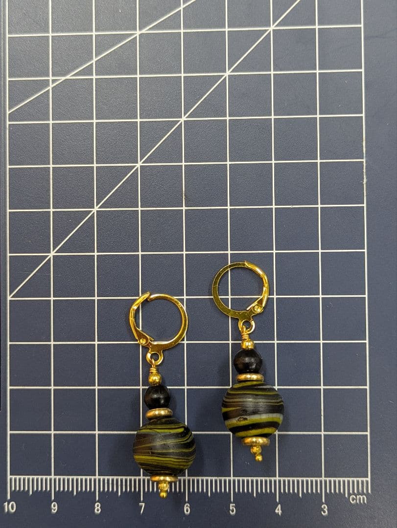 タイ山岳民族アンティークビーズと ボヘミアアンティークビーズのピアス。