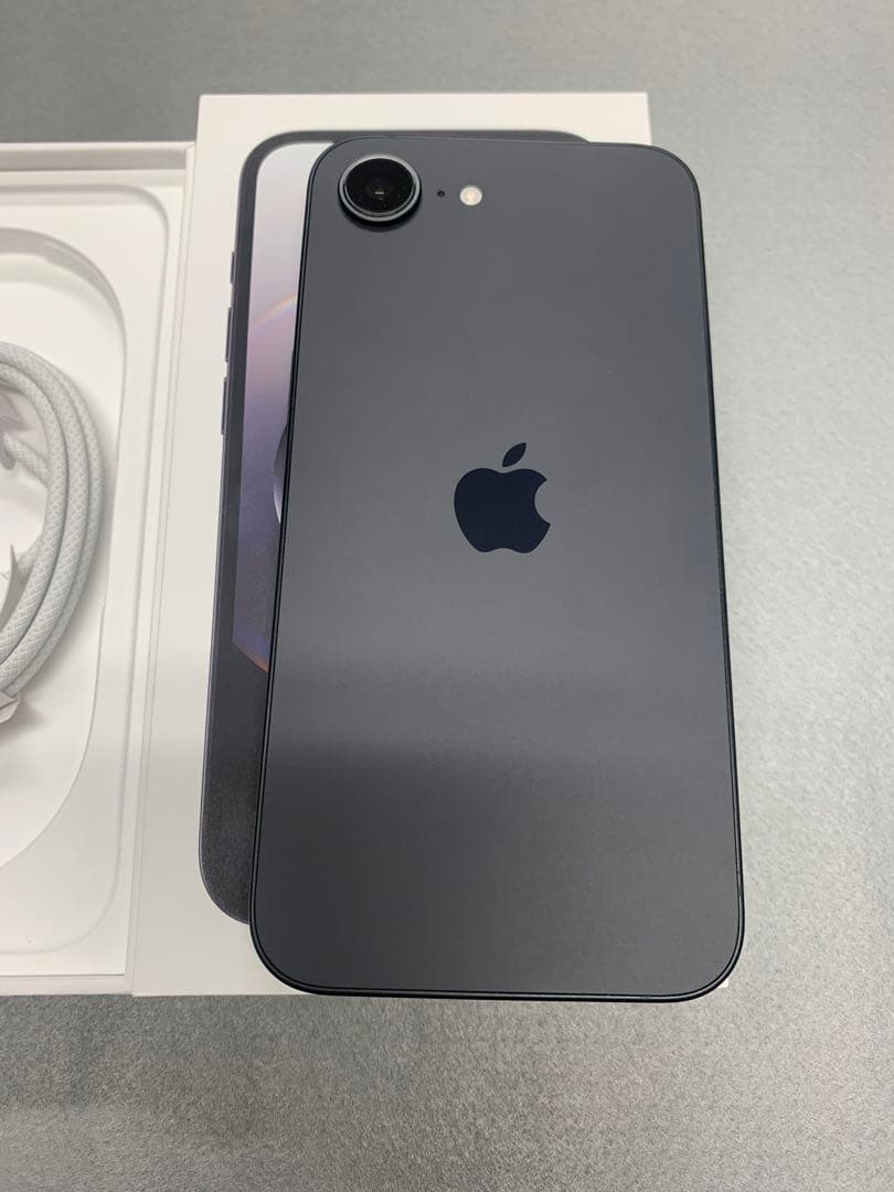 新品同様　国内版　simフリー　iPhone16e 128GB 充電3回