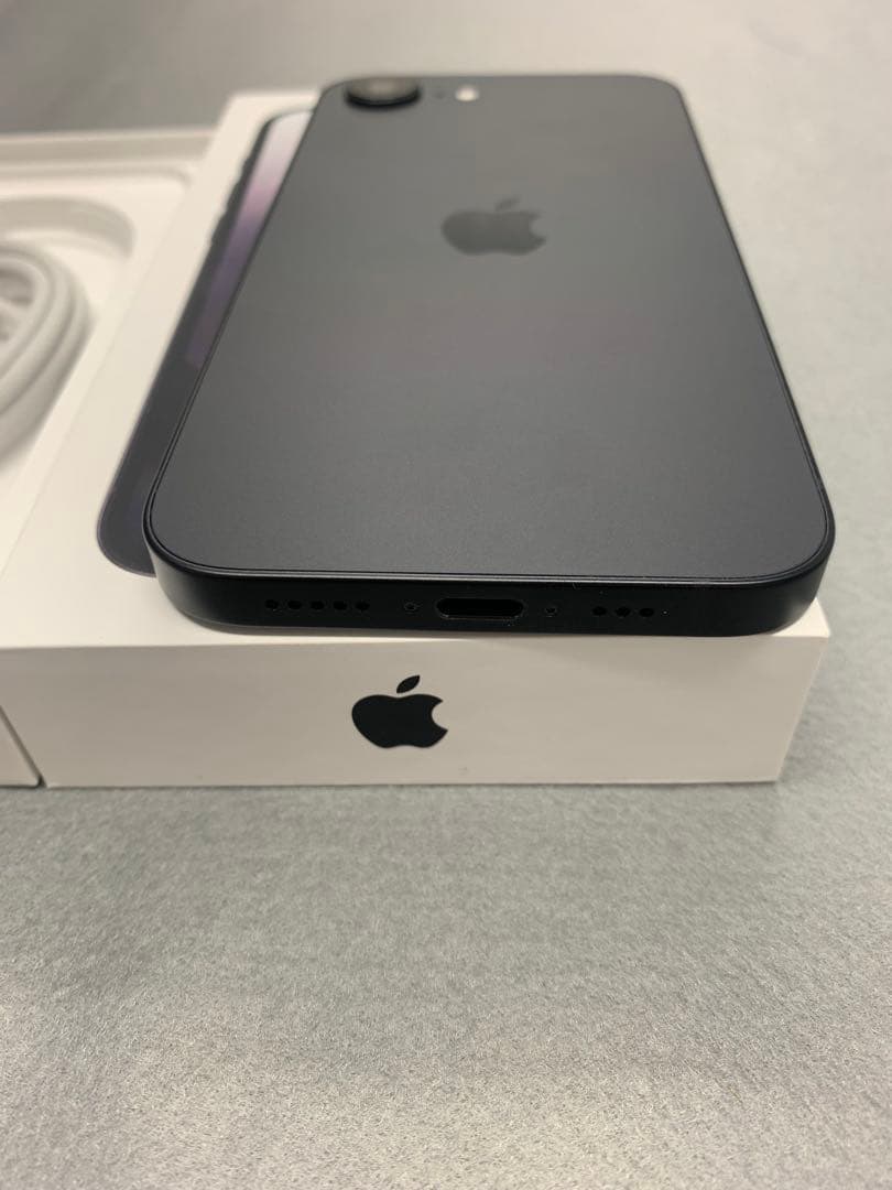 新品同様　国内版　simフリー　iPhone16e 128GB 充電3回