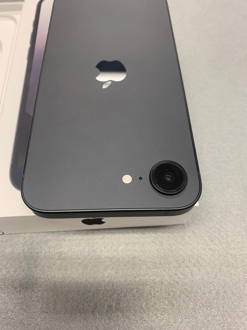 新品同様　国内版　simフリー　iPhone16e 128GB 充電3回