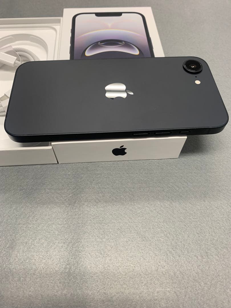 新品同様　国内版　simフリー　iPhone16e 128GB 充電3回