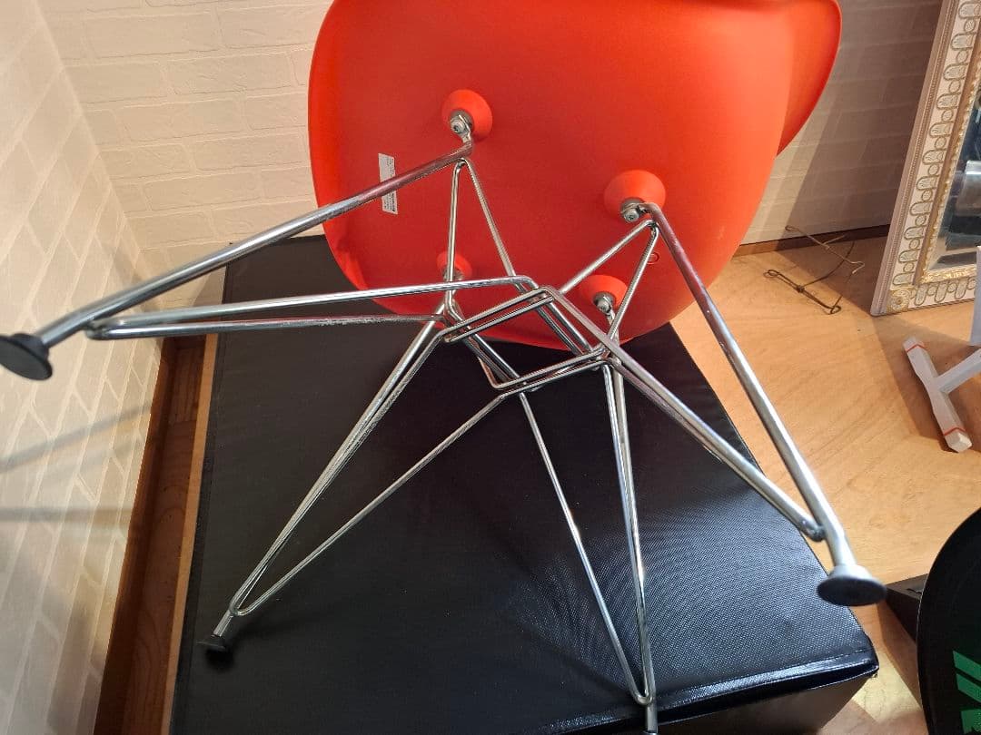 イ－ムズチェアオレンジ エッフェルベース