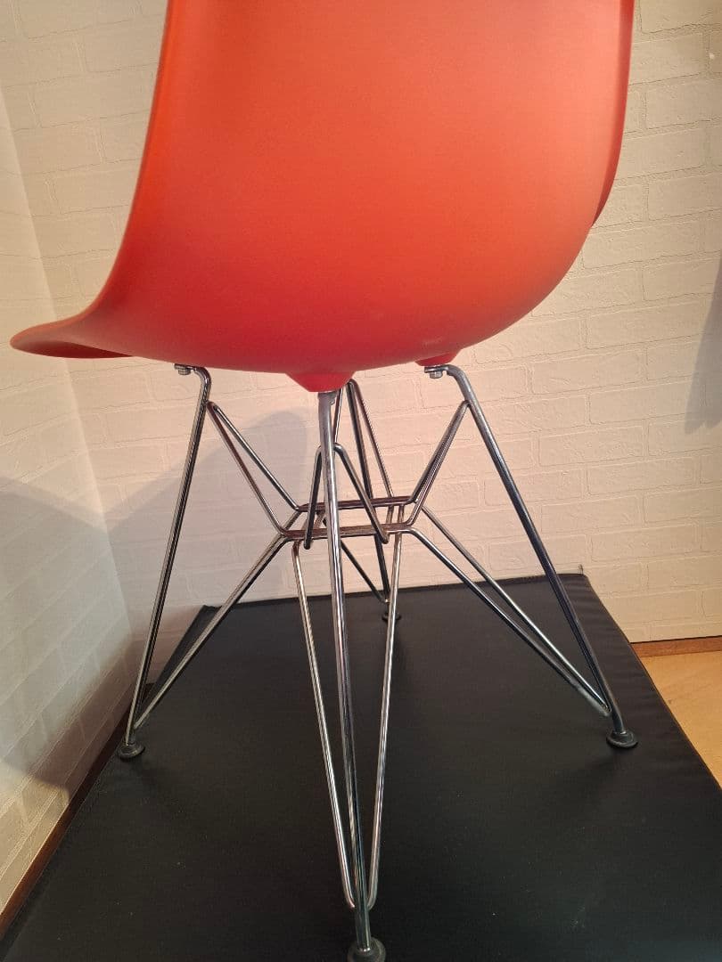 イ－ムズチェアオレンジ エッフェルベース