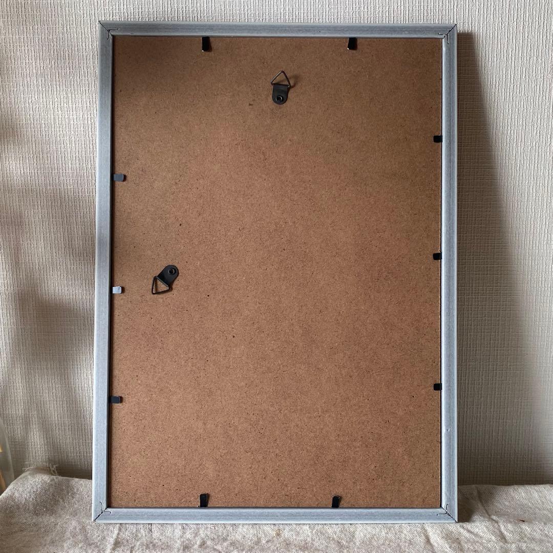 絵画 。手描き【猫たちはテーブルの周りで花瓶の中のきれいな花を見ている】