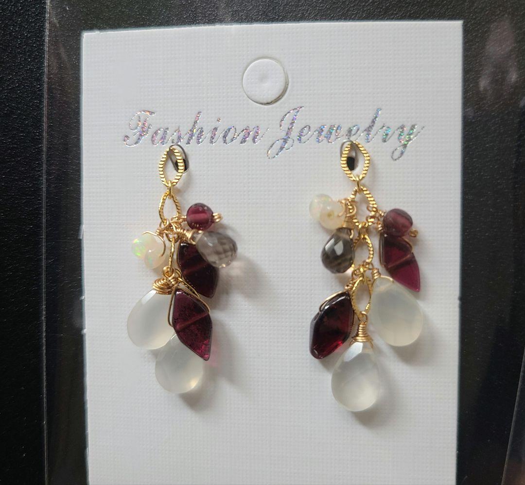 【きーん】【D-16-①】ピアス ホワイトムーンストーン、ガーネット