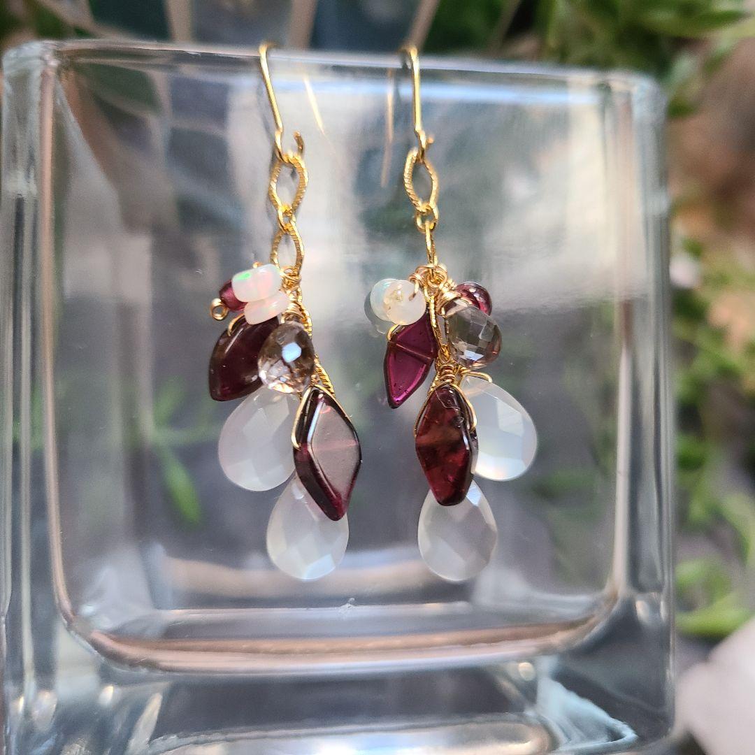 【きーん】【D-16-①】ピアス ホワイトムーンストーン、ガーネット