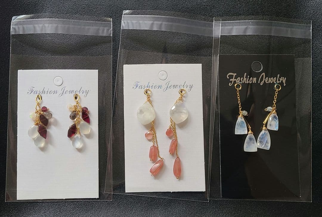 【きーん】【D-16-①】ピアス ホワイトムーンストーン、ガーネット