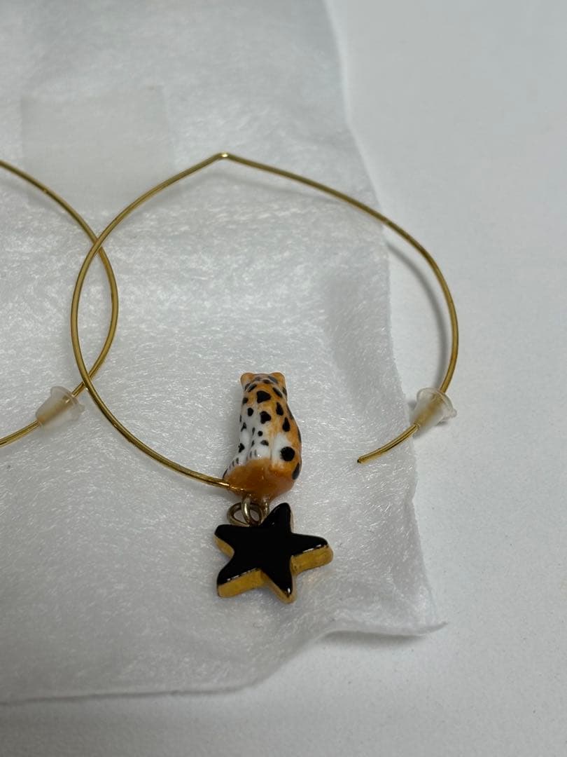 ナッシュ　ヒョウ　チャーム フープピアス