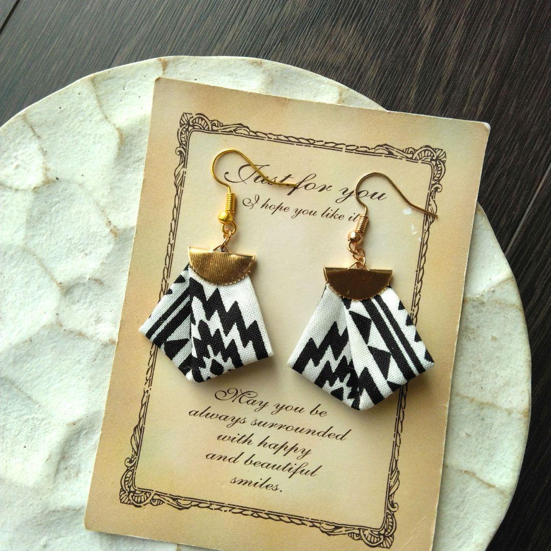 再47　春　オルテガ　タッセル　リボン　ネイティブ　白　黒　ピアス　イヤリング