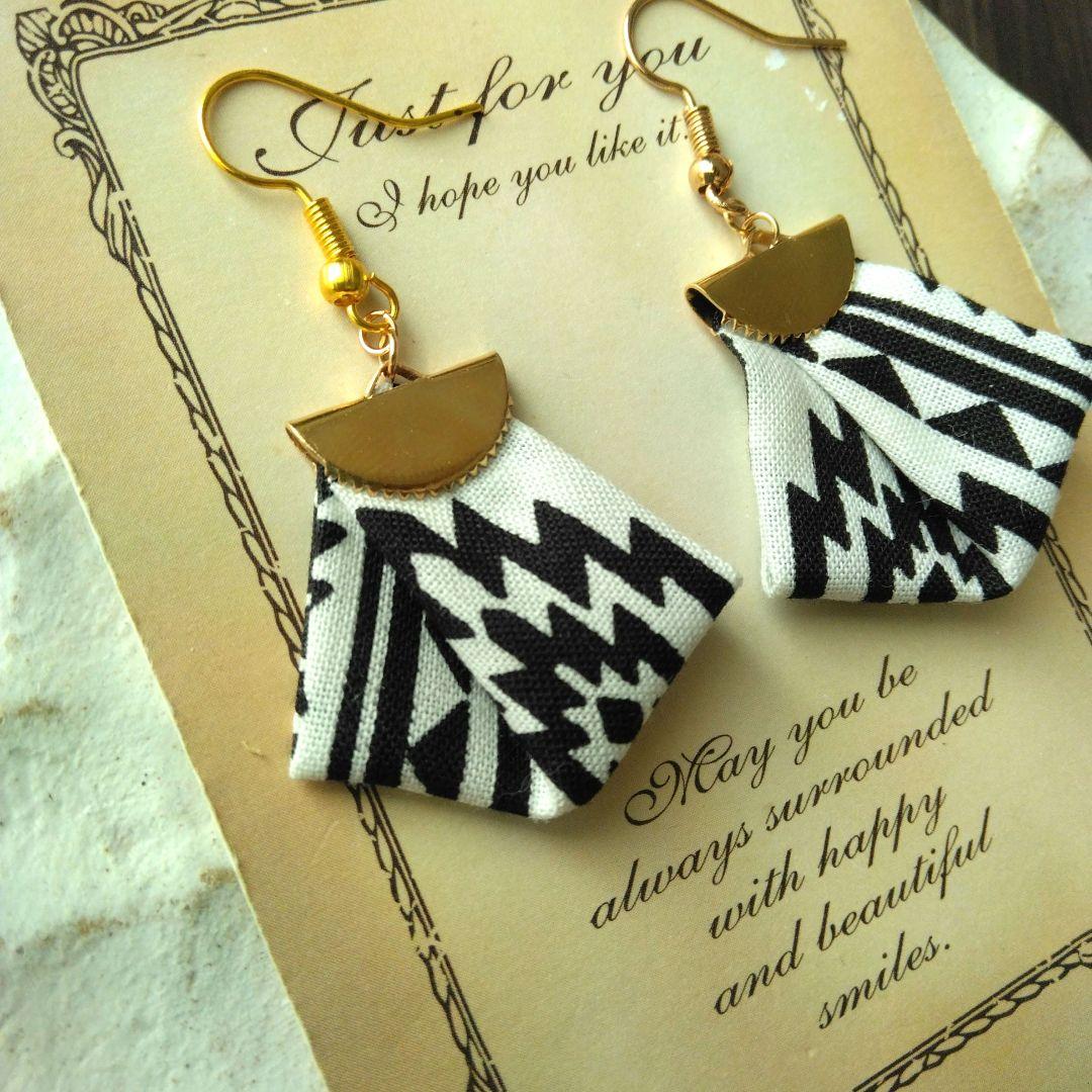 再47　春　オルテガ　タッセル　リボン　ネイティブ　白　黒　ピアス　イヤリング