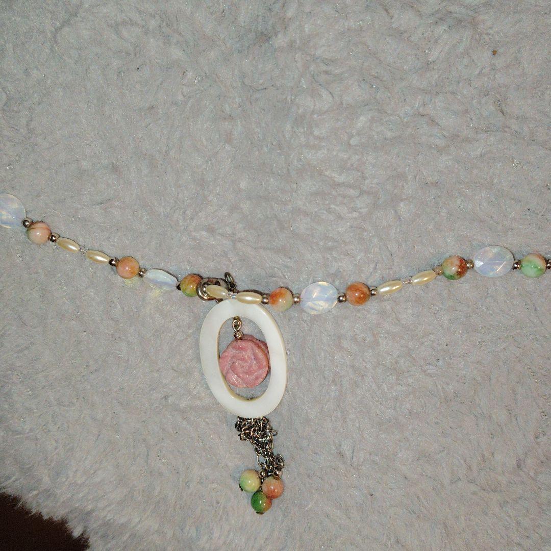 ハンドメイド 天然石　ビーズネックレス 花モチーフ