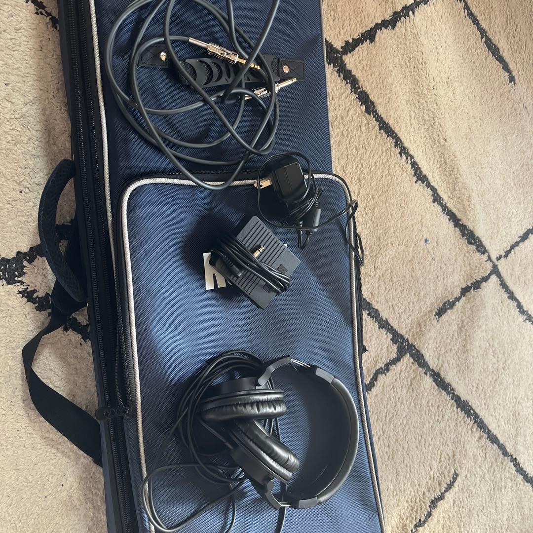 KORGKROSS 2シンセサイザー ホワイト ヘッドホン、シールド、ペダル付き