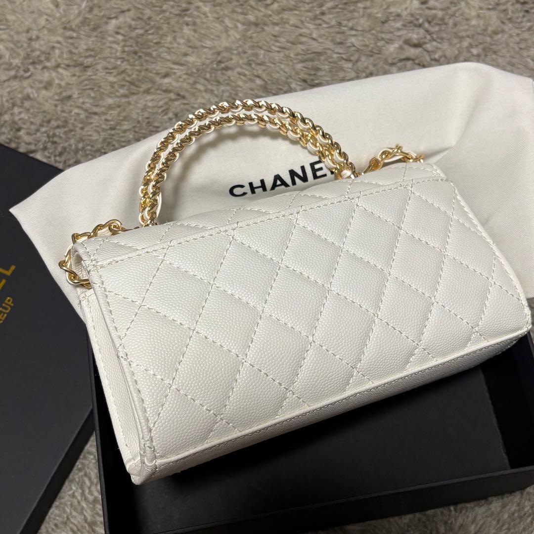 CHANEL シャネル　ノベルティ　チェーンショルダーバッグホワイト×ゴールド
