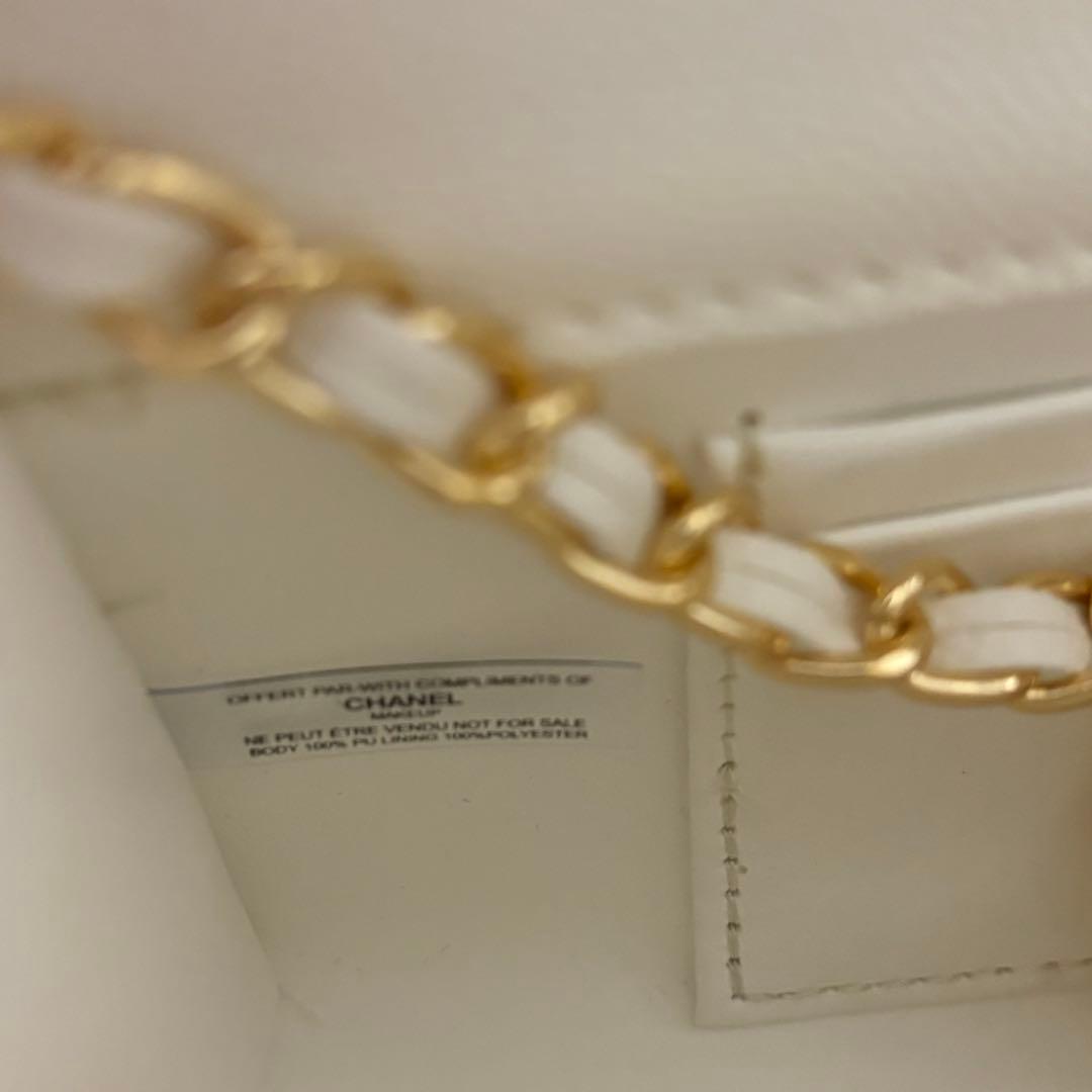 CHANEL シャネル　ノベルティ　チェーンショルダーバッグホワイト×ゴールド