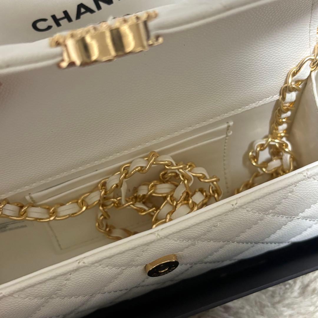CHANEL シャネル　ノベルティ　チェーンショルダーバッグホワイト×ゴールド