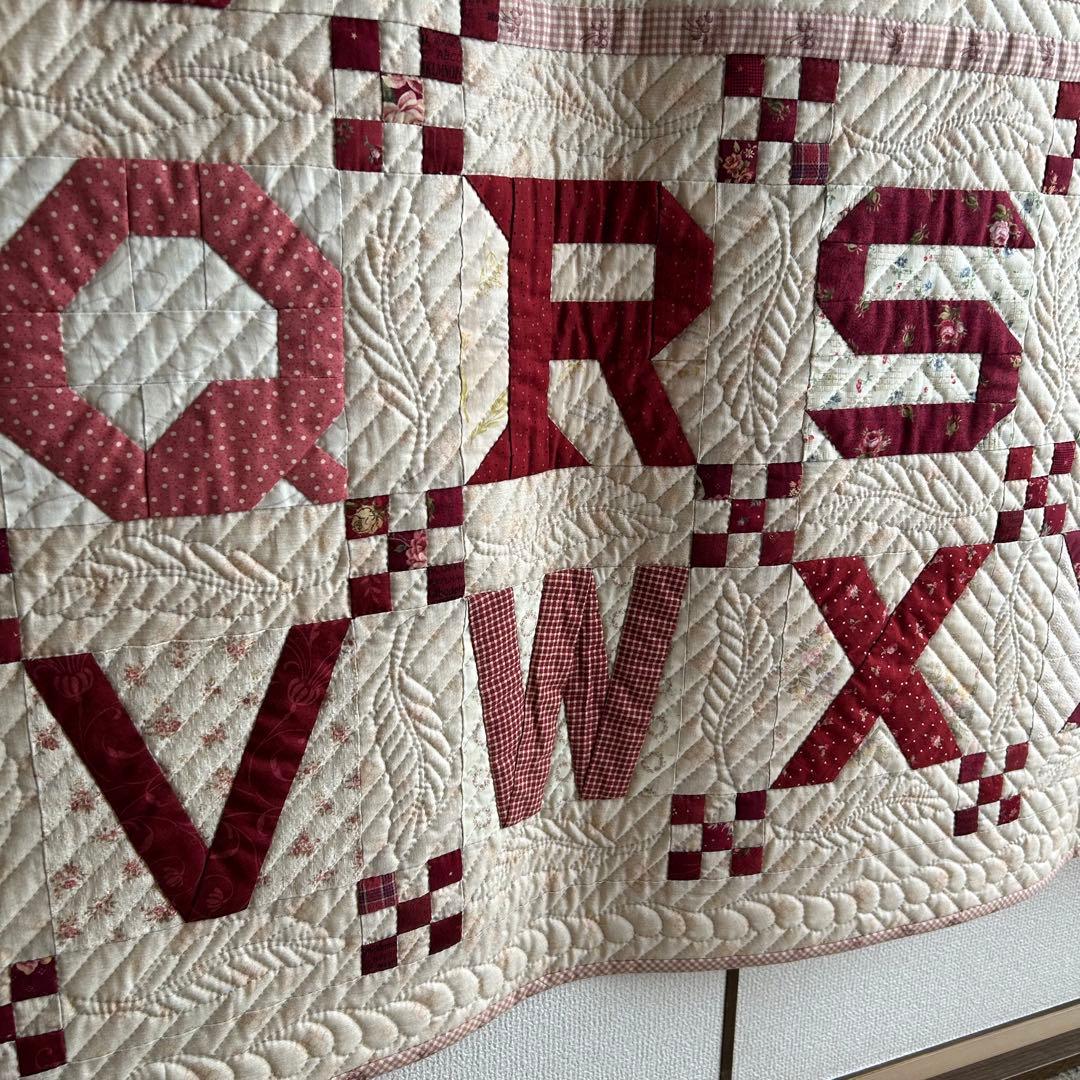 ハンドメイド パッチワークアルファベットと花のメッセージキルト