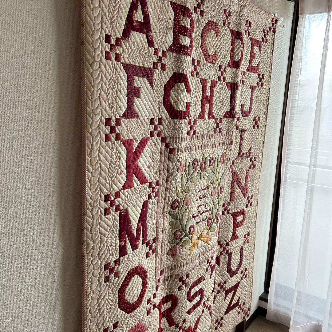 ハンドメイド パッチワークアルファベットと花のメッセージキルト