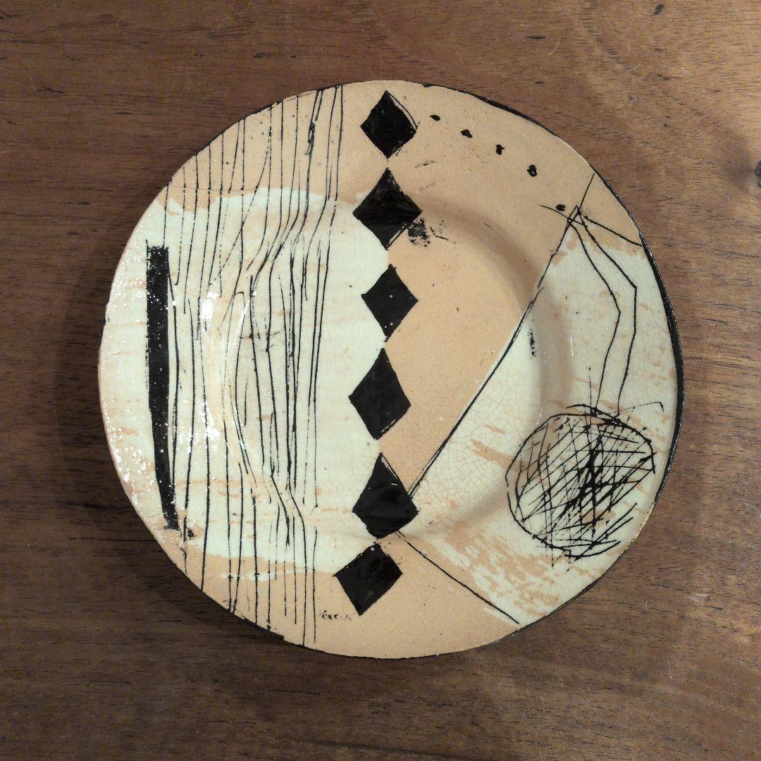 キム・ホノ　抽象デザイン 陶器の皿