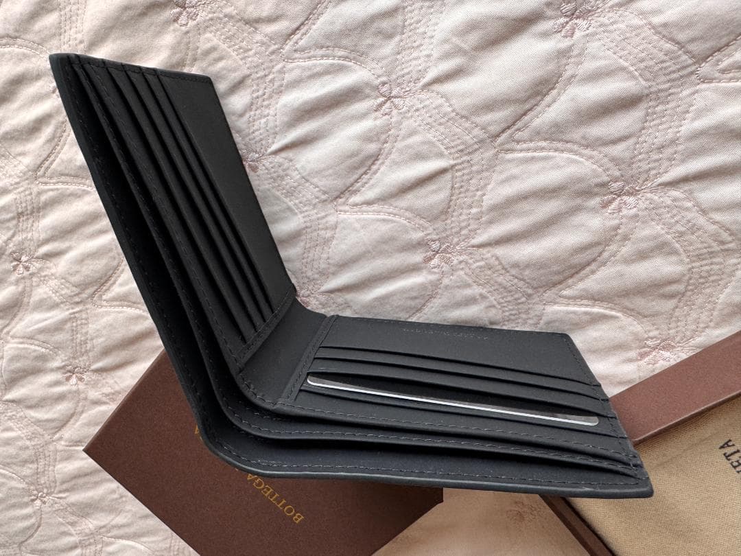 イントレチャートレザー二つ折り財布 ブラック 未使用品 箱・布袋付き