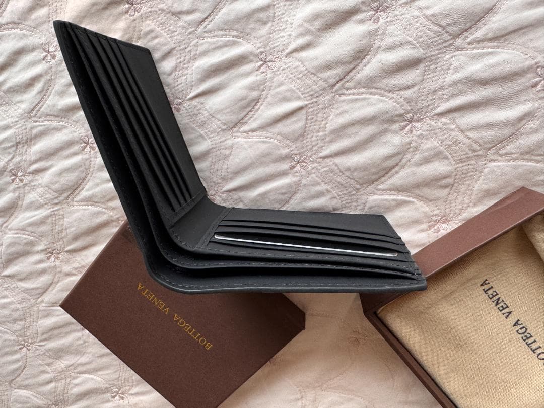 イントレチャートレザー二つ折り財布 ブラック 未使用品 箱・布袋付き