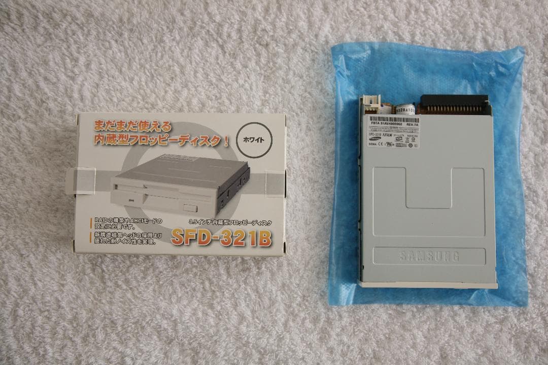 フロッピィディスクドライブ　新品　内臓型　SFD-321B/LFJLW ホワイト