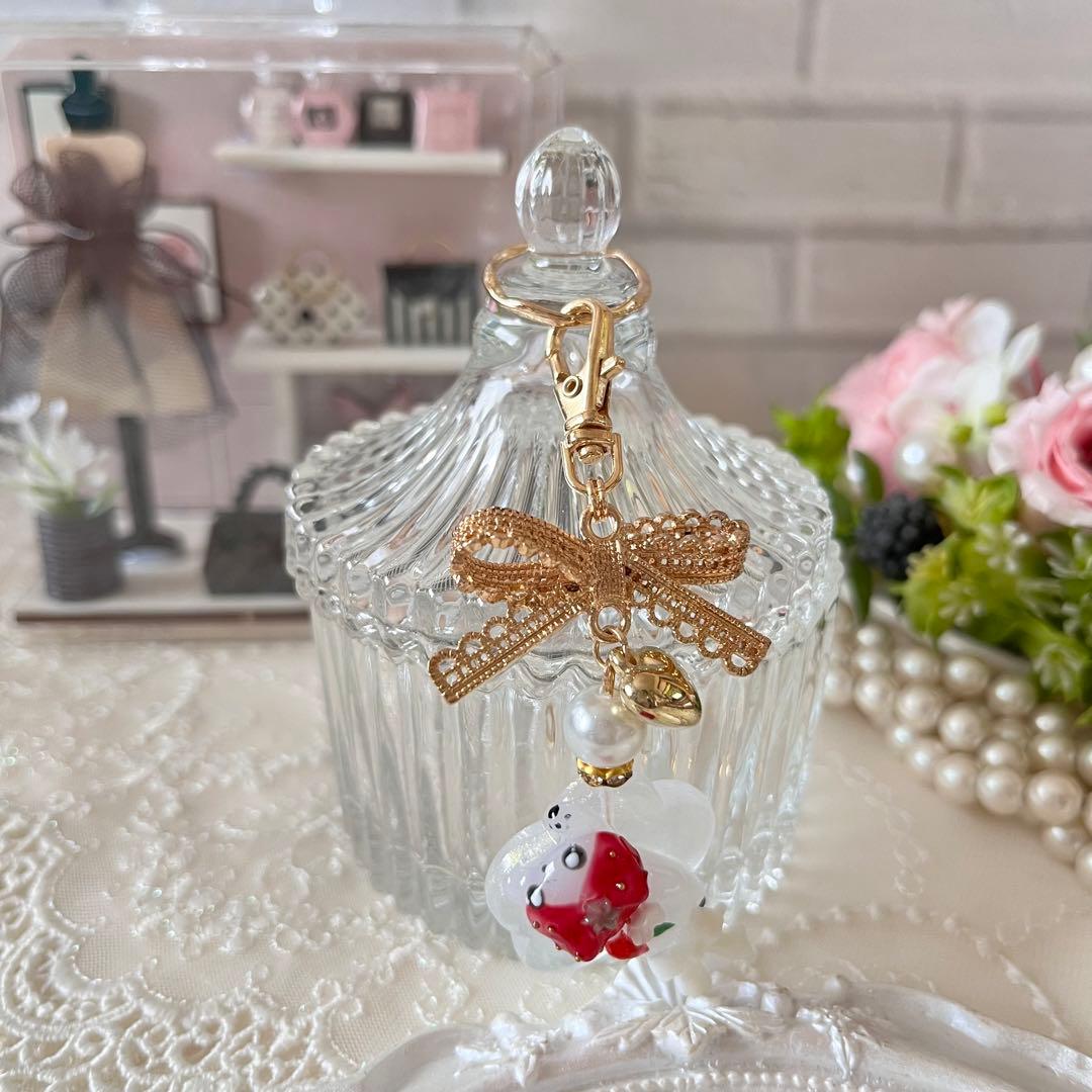 ฅ❤️ 猫　ねこ　レジン　キーホルダー　チャーム　いちご　バックチャーム