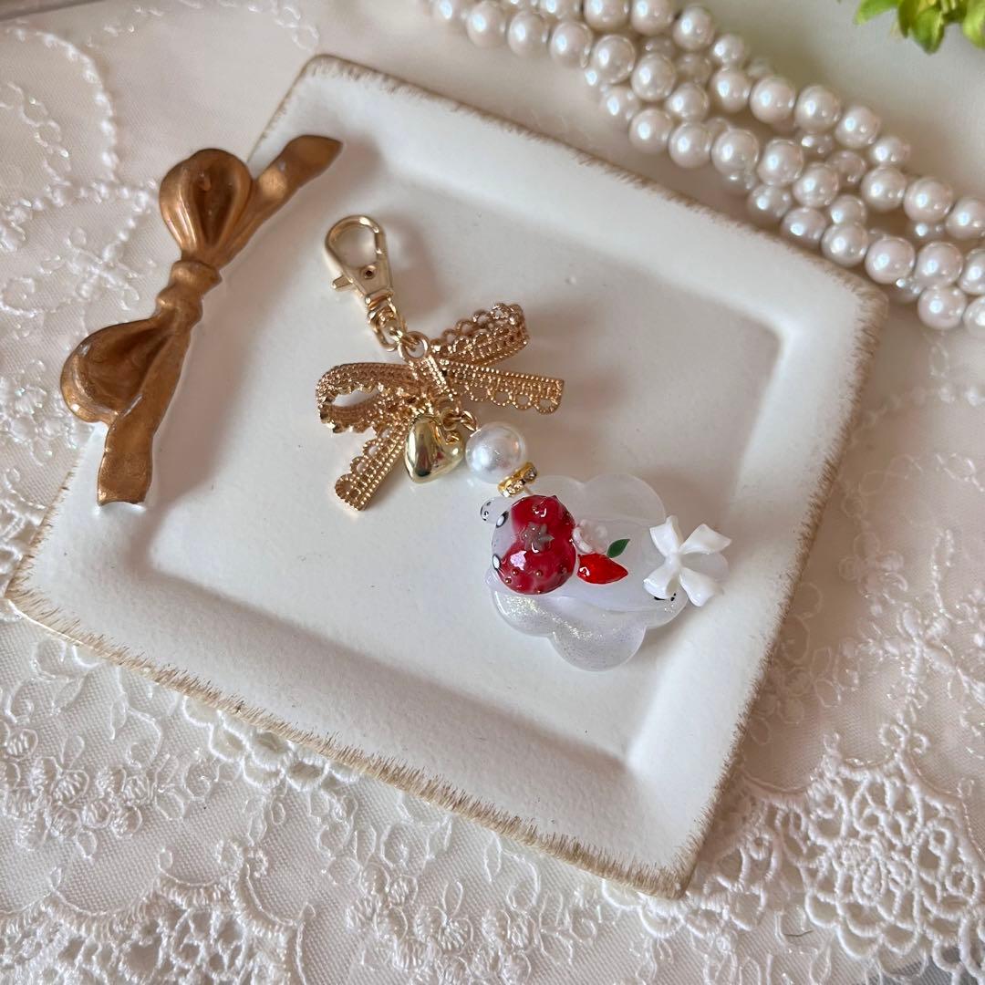 ฅ❤️ 猫　ねこ　レジン　キーホルダー　チャーム　いちご　バックチャーム