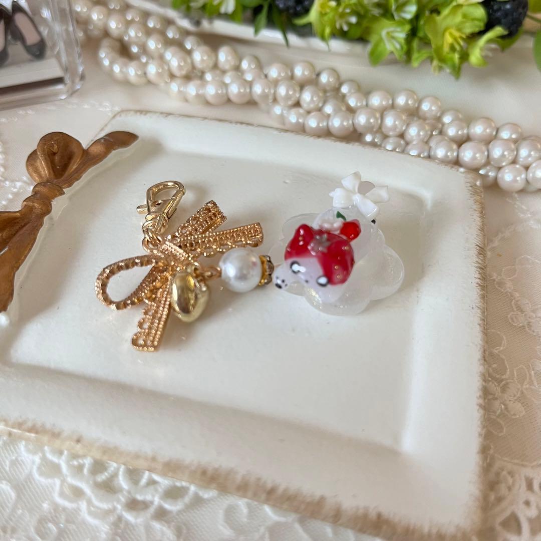 ฅ❤️ 猫　ねこ　レジン　キーホルダー　チャーム　いちご　バックチャーム