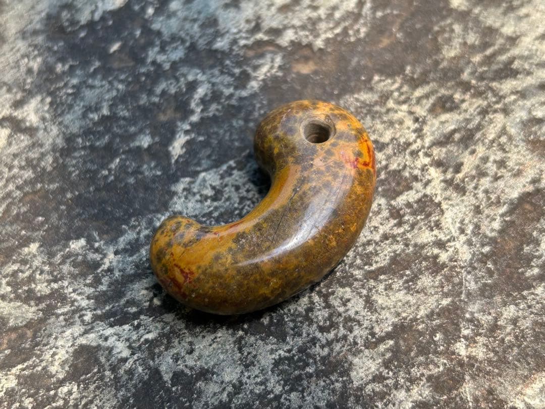 秋田五城目孔雀石　勾玉