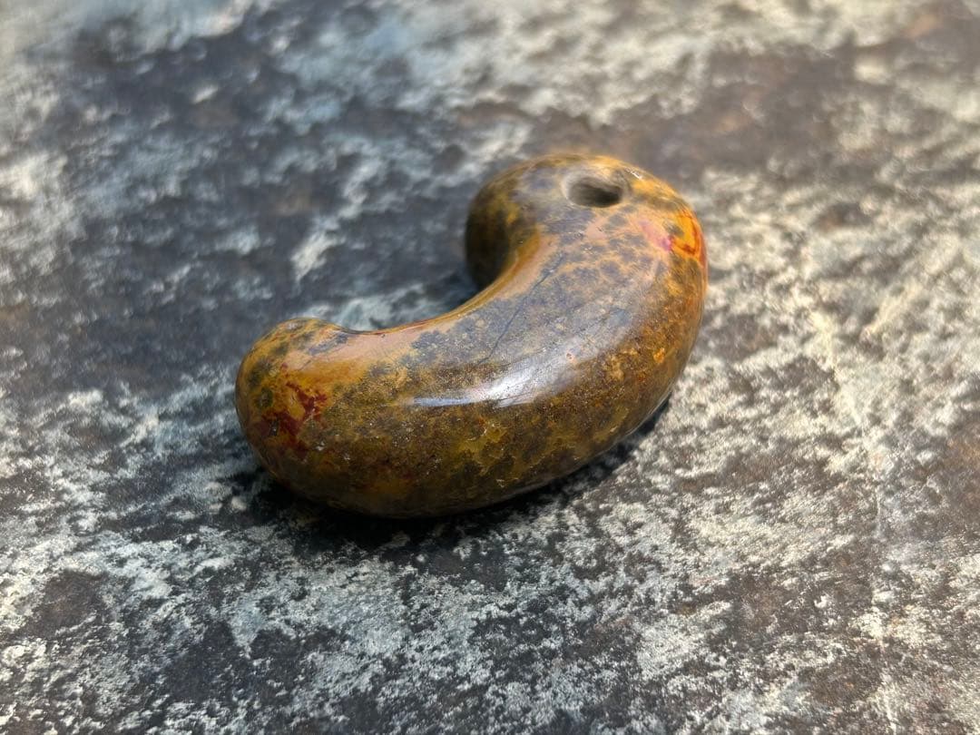 秋田五城目孔雀石　勾玉