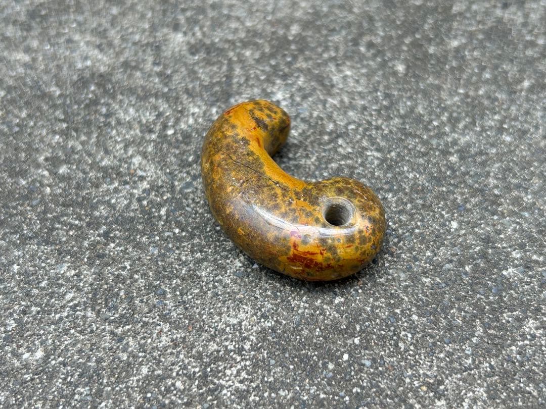 秋田五城目孔雀石　勾玉