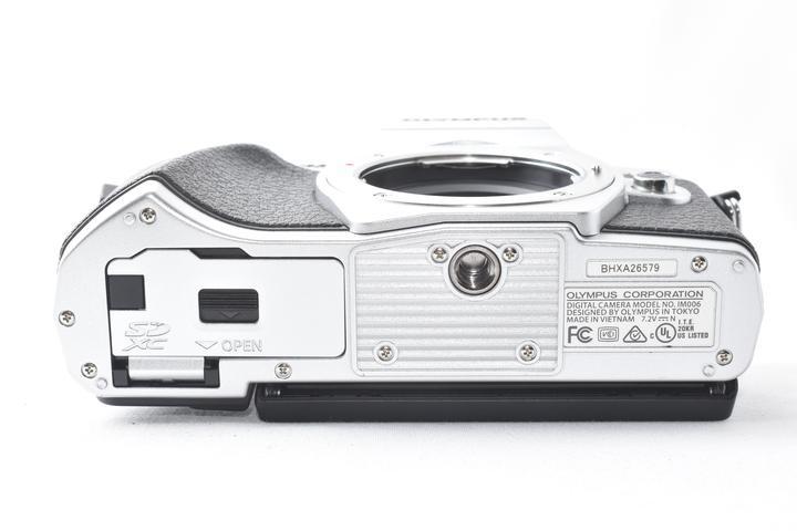 OLYMPUS OM-D E-M10 Mark III シルバー ボディー