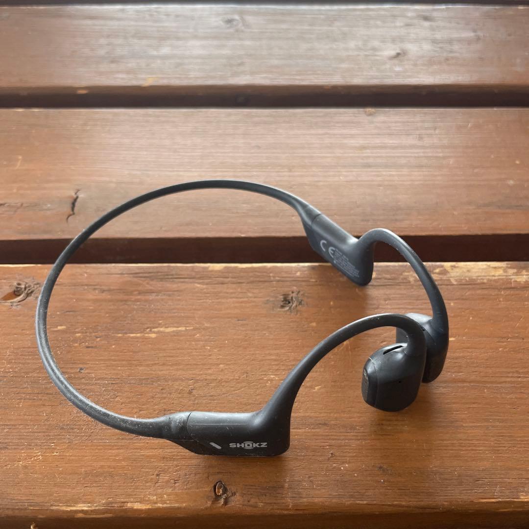 Shokz 骨伝導イヤホン 本体と充電ケーブル　s810
