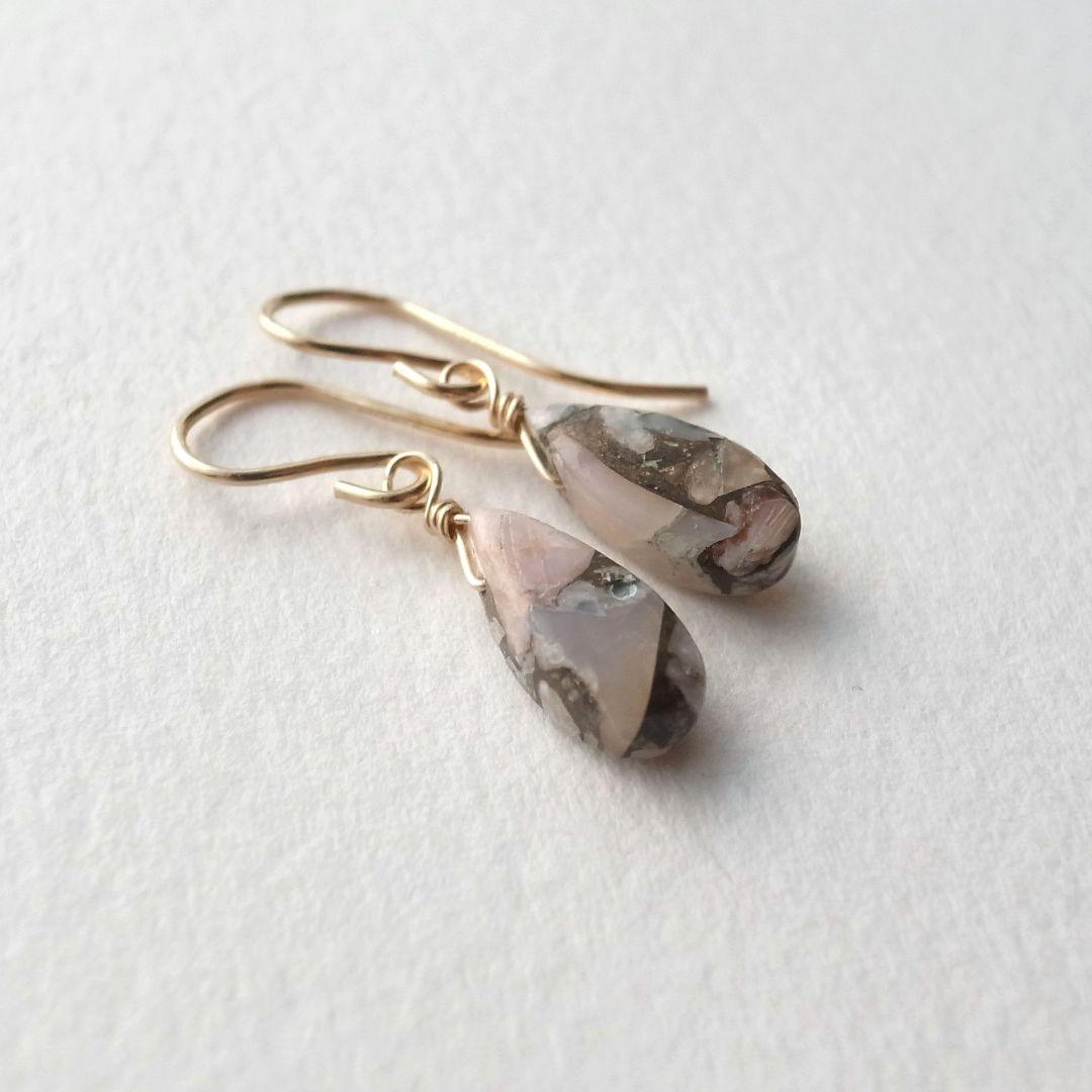 天然石雫型コッパーピンクオパールのシンプルピアス 14kgf