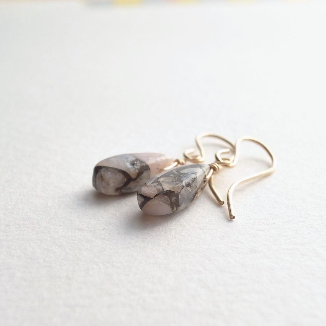 天然石雫型コッパーピンクオパールのシンプルピアス 14kgf