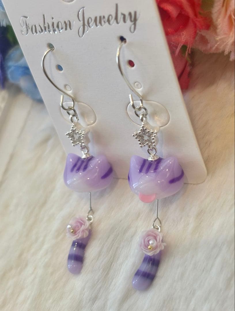 ちろっと♡ 舌出てるよ　にゃんこ　しっぽゆらゆら♡ピアス/イヤリング✩*॰¨