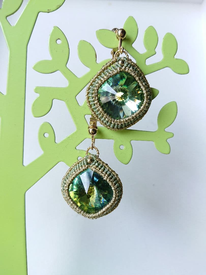 スワロフスキーのマクラメイヤリング