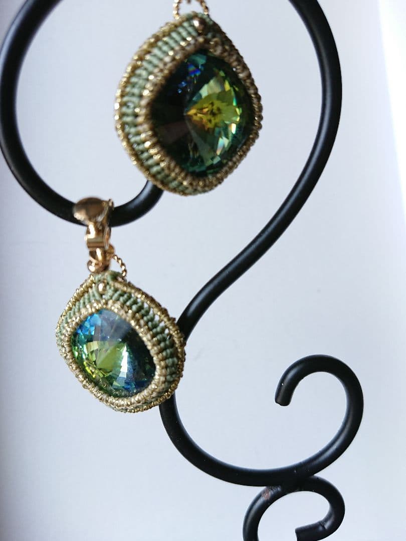 スワロフスキーのマクラメイヤリング