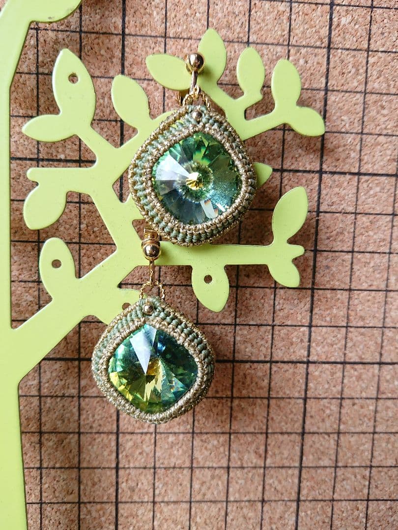 スワロフスキーのマクラメイヤリング