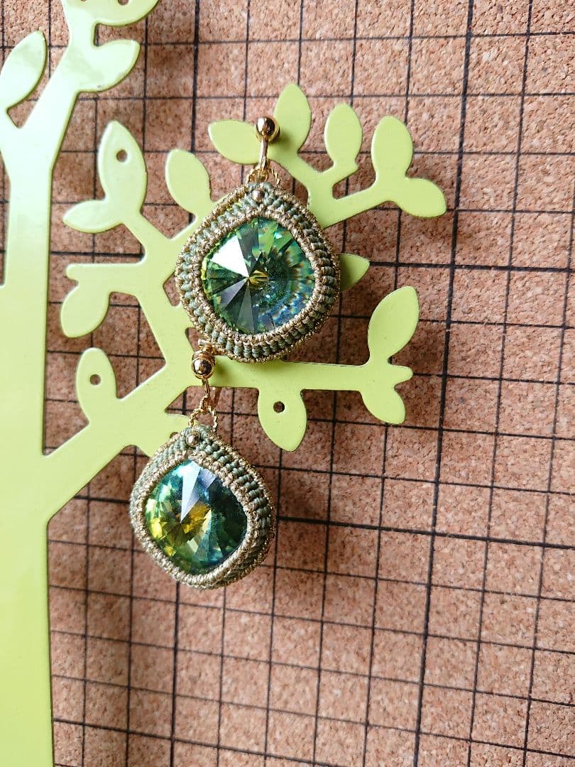 スワロフスキーのマクラメイヤリング