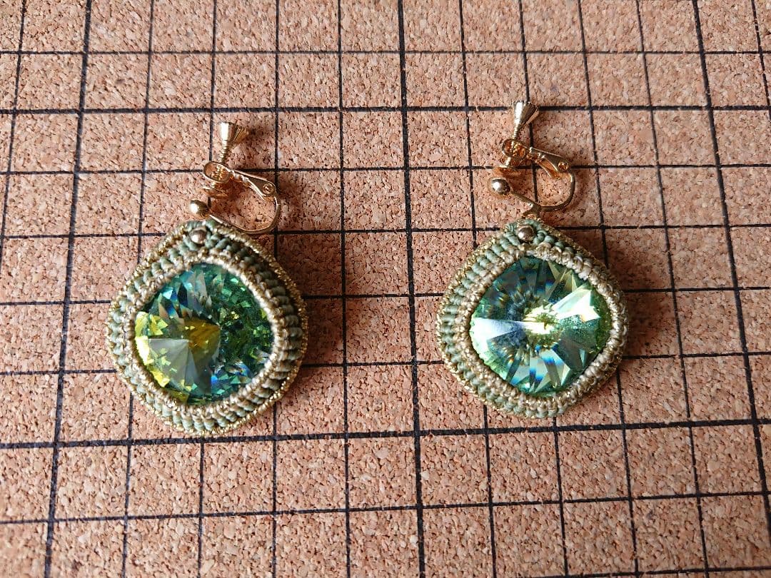 スワロフスキーのマクラメイヤリング