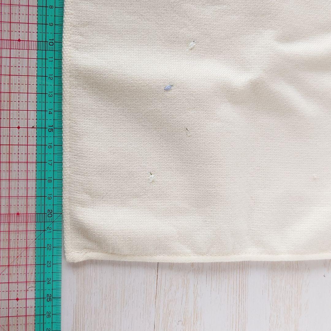 【専用】手刺繍入ちっちゃな タオルハンカチ【はりねずみ君と花束】