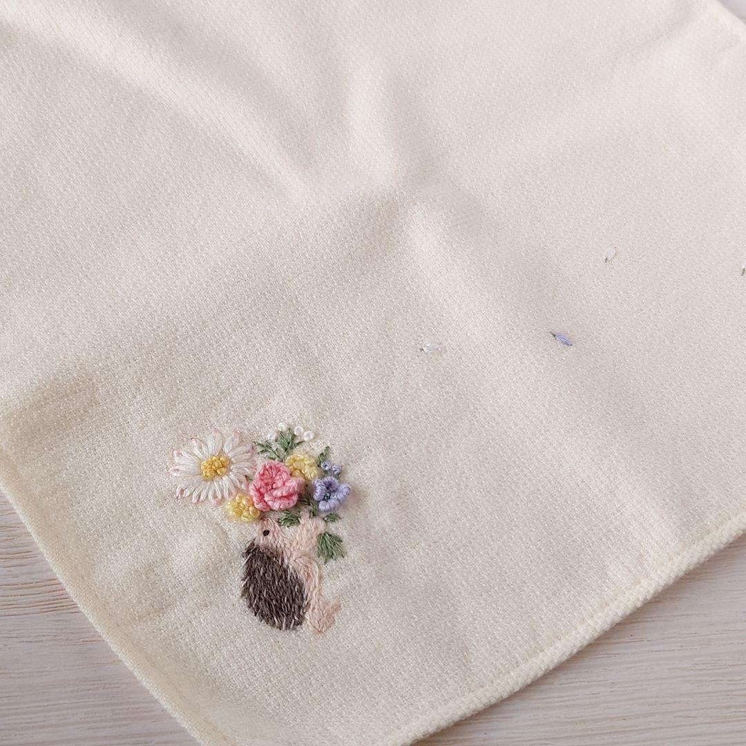 【専用】手刺繍入ちっちゃな タオルハンカチ【はりねずみ君と花束】