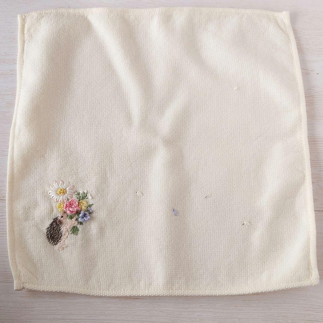 【専用】手刺繍入ちっちゃな タオルハンカチ【はりねずみ君と花束】