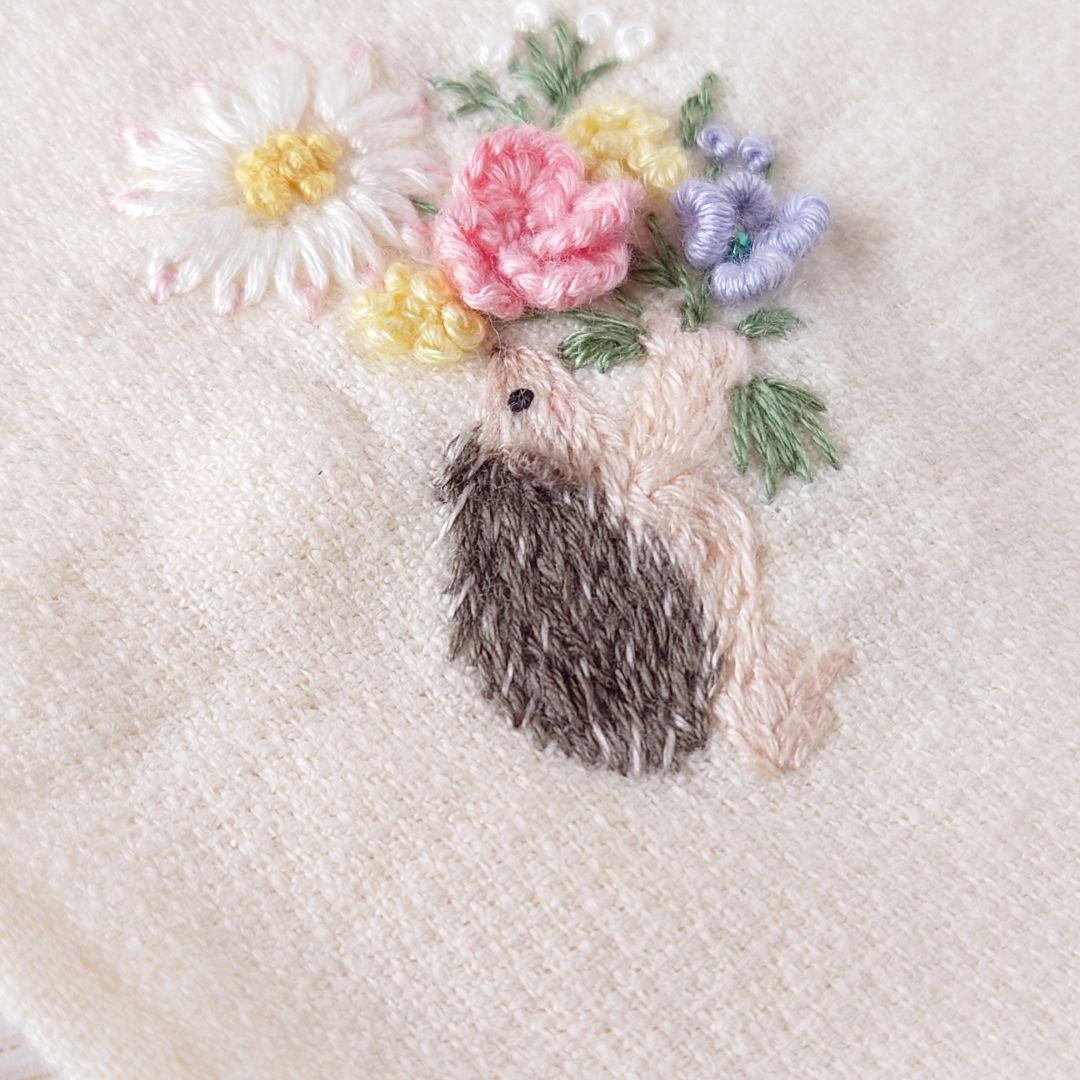 【専用】手刺繍入ちっちゃな タオルハンカチ【はりねずみ君と花束】