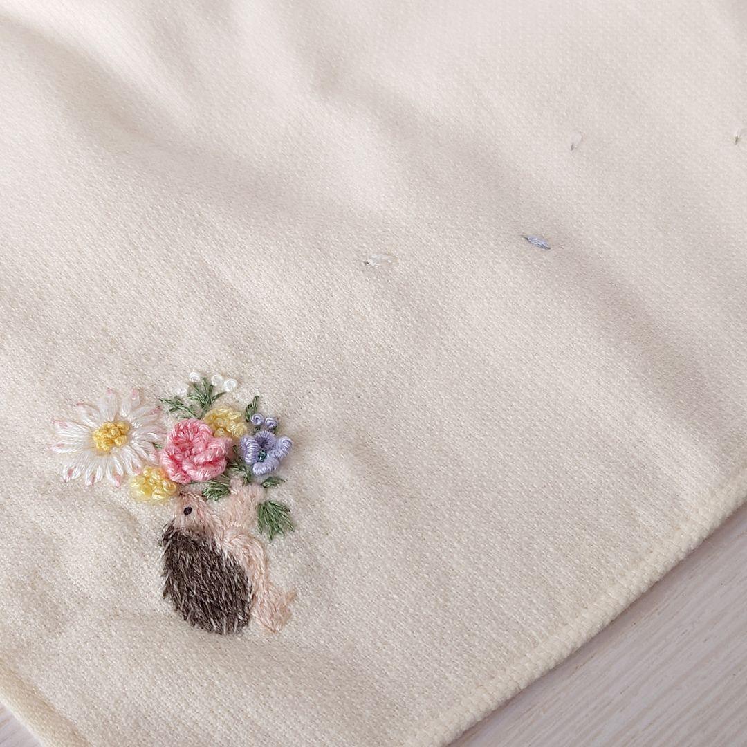 【専用】手刺繍入ちっちゃな タオルハンカチ【はりねずみ君と花束】
