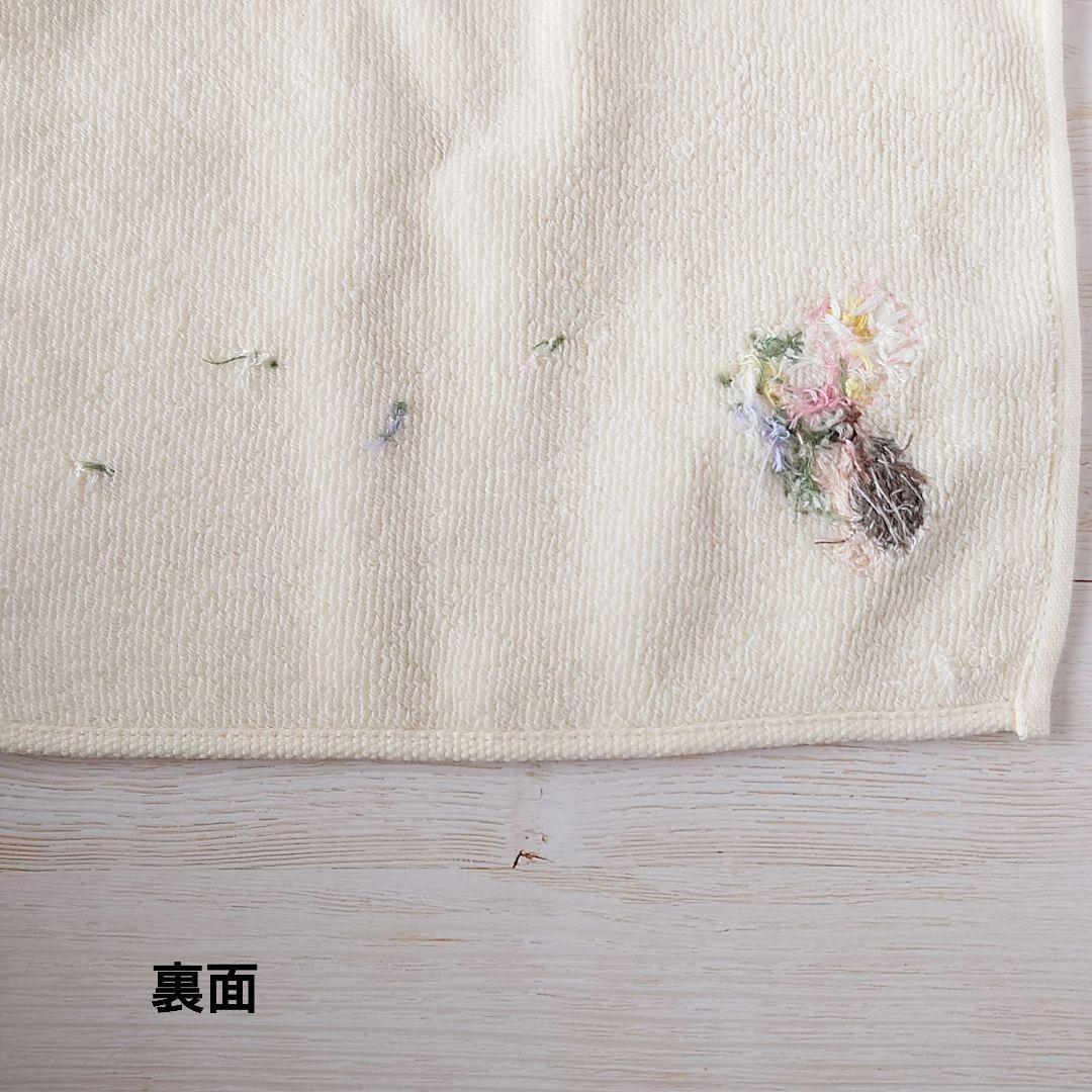 【専用】手刺繍入ちっちゃな タオルハンカチ【はりねずみ君と花束】
