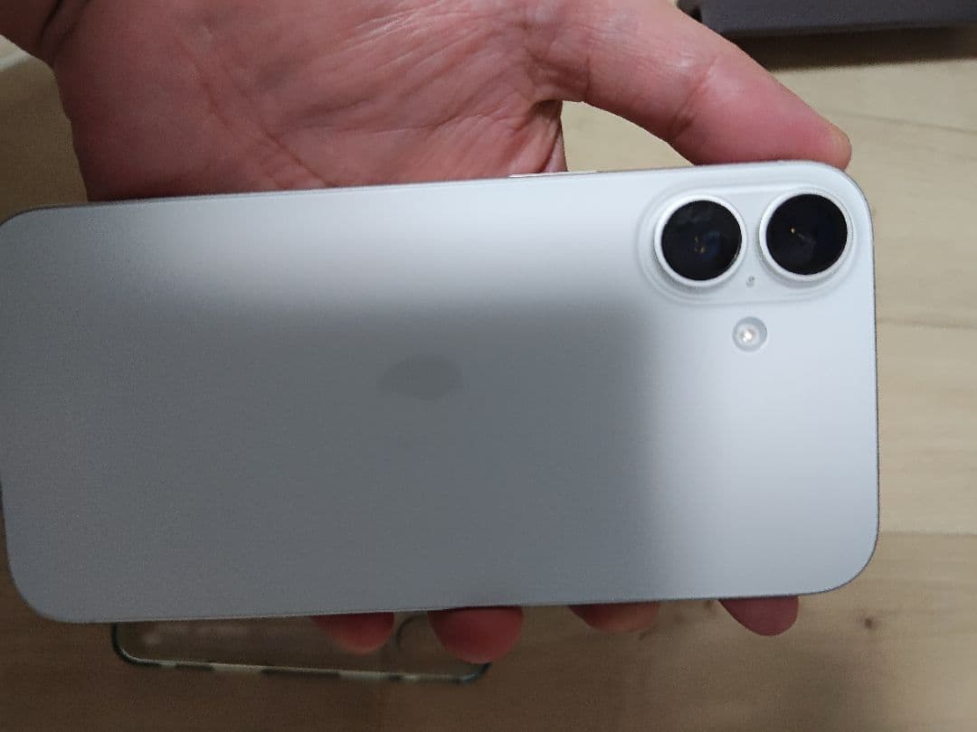 1/5限定価格　中古　iPhone16 256 ホワイト SIMフリー