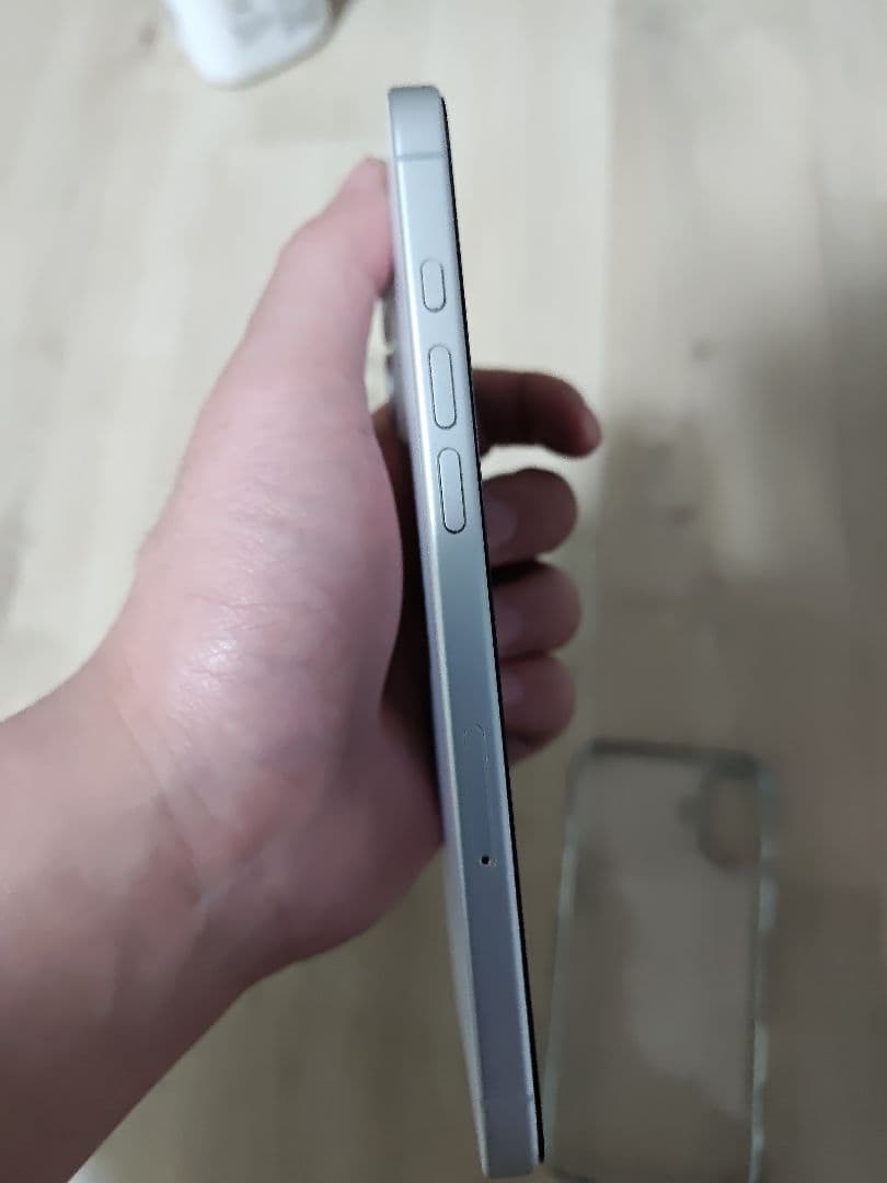 1/5限定価格　中古　iPhone16 256 ホワイト SIMフリー
