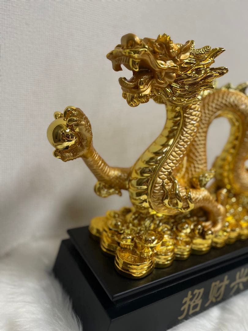 金色のドラゴン像 招財興隆